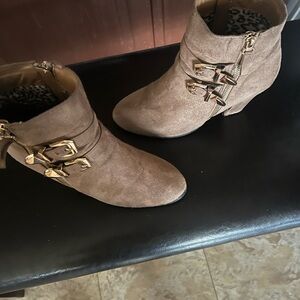 Chic Tan Ankle Boots with Gold Buckles